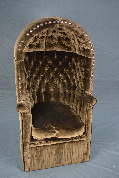 A 19TH CENTURY STYLE PORTER'S CHAIR, brown velvet upholstery, studded detail to arch, button back, - Bild 2 aus 4