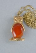 A MID TO LATE 20TH CENTURY 9CT GOLD OWL PENDANT, set with a cornelian stone, pendant realistically