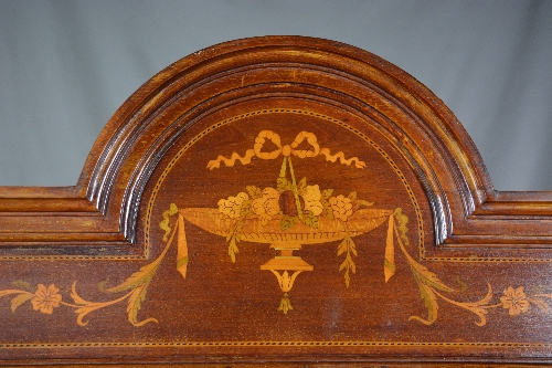 AN EDWARDIAN MAHOGANY AND INLAID DISPLAY CABINET, of triangular form, the cornice with central - Bild 2 aus 7