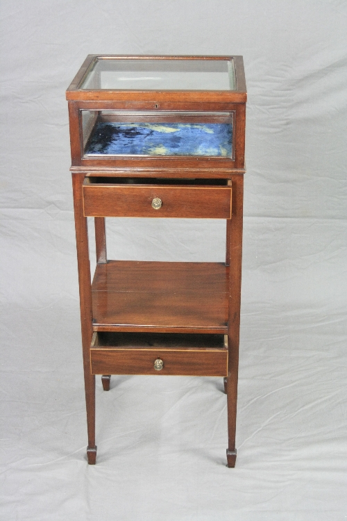 AN EDWARDIAN MAHOGANY TABLE TOP DISPLAY CABINET, the hinged square top with glazed lid and side