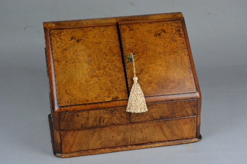 A VICTORIAN BURR WALNUT AND WALNUT STATIONARY BOX, the hinged top above sloped double doors - Bild 3 aus 3