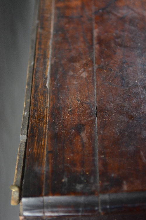 A GEORGE III OAK DRESSER, fitted with three deep drawers above a wavy apron, on front baluster - Bild 4 aus 7