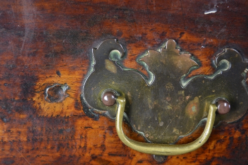 A GEORGE III OAK DRESSER, fitted with three deep drawers above a wavy apron, on front baluster - Bild 7 aus 7