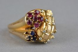 A LATE 20TH CENTURY ORNATE SAPPHIRE AND RUBY DRESS RING, ring size P 1/2, stamped '750', approximate