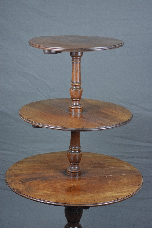 AN EARLY 19TH CENTURY MAHOGANY THREE TIER DUMB WAITER, graduated drop leaf design, baluster turned - Bild 2 aus 2