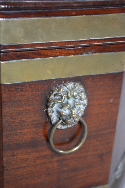 A GEORGE III MAHOGANY AND BRASS BOUND OCTAGONAL CELLARET, ring handle to front above lock, lead - Bild 4 aus 7