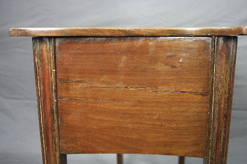 A GEORGE III AND LATER MAHOGANY SIDE TABLE, of serpentine outline, with a single frieze drawer above - Bild 4 aus 5