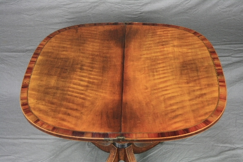 A GEORGE III MAHOGANY 'D' SHAPED FOLD OVER TEA TABLE, crossbanded and with line inlay, the frieze - Bild 4 aus 5