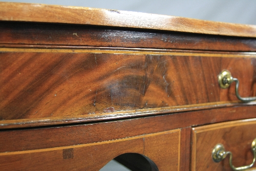 A GEORGE III AND LATER MAHOGANY SIDE TABLE, of serpentine outline, with a single frieze drawer above - Bild 3 aus 5