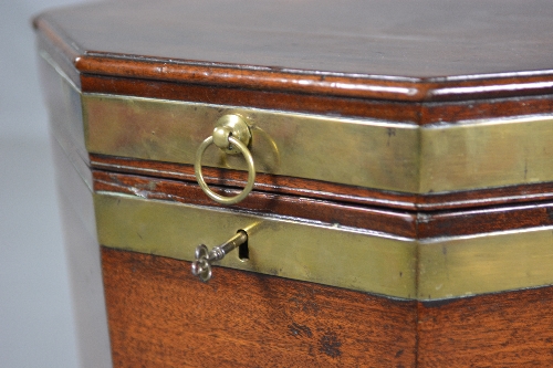 A GEORGE III MAHOGANY AND BRASS BOUND OCTAGONAL CELLARET, ring handle to front above lock, lead - Bild 3 aus 7