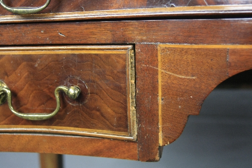 A GEORGE III AND LATER MAHOGANY SIDE TABLE, of serpentine outline, with a single frieze drawer above - Bild 2 aus 5