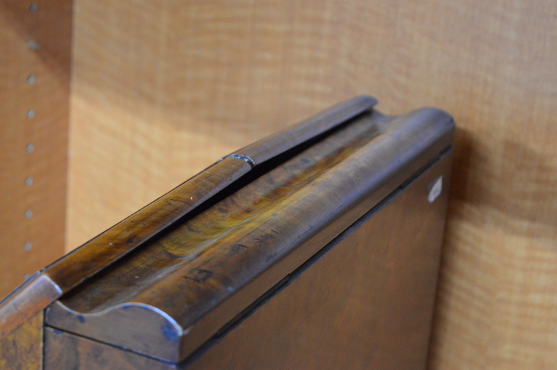 A LATE VICTORIAN WALNUT AND OAK STATIONARY BOX, bearing label for 'Army & Navy C.S.L. Makers', - Bild 4 aus 12