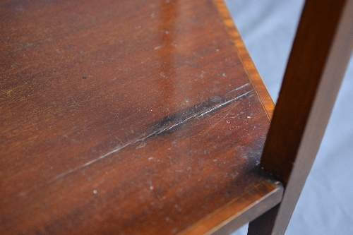 AN EDWARDIAN MAHOGANY AND INLAID DISPLAY CABINET, of triangular form, the cornice with central - Bild 5 aus 7