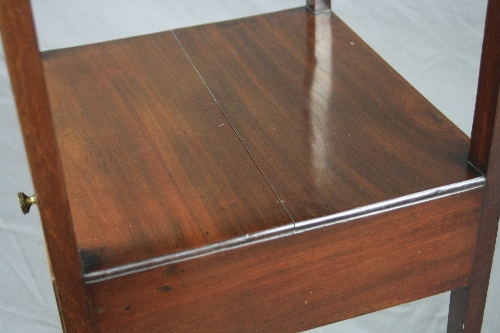 AN EDWARDIAN MAHOGANY TABLE TOP DISPLAY CABINET, the hinged square top with glazed lid and side - Bild 3 aus 4