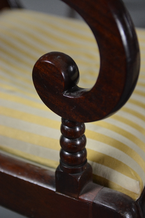 A SET OF ELEVEN REGENCY MAHOGANY ROSEWOOD AND BRASS INLAID DINING CHAIRS, moulded top rail above bar - Bild 4 aus 5