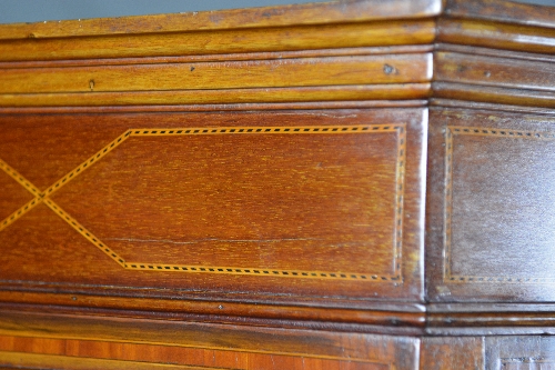 AN EDWARDIAN MAHOGANY AND INLAID DISPLAY CABINET, of triangular form, the cornice with central - Bild 6 aus 7