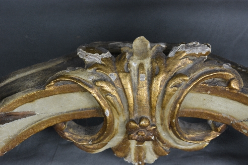 A 19TH CENTURY BAROQUE STYLE GESSO AND GILTWOOD CONSOLE TABLE, the later ebonised faux black - Bild 7 aus 11