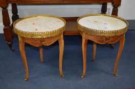 A PAIR OF REPRODUCTION FRENCH MAHOGANY CIRCULAR OCCASIONAL TABLES, with white marble top, gilt metal