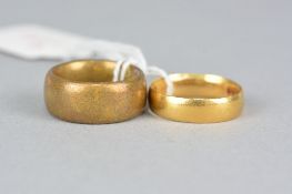 AN EARLY 22CT GOLD WEDDING RING, plain polished 'D' shaped cross section, approximately 5.5mm in