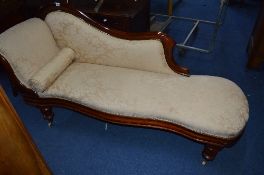 A VICTORIAN MAHOGANY CHAISE LONGUE, on turned baluster legs