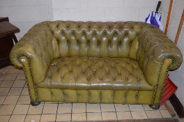 AN OLIVE GREEN LEATHER TWO SEATER CHESTERFIELD SETTEE, approximate width 162cm