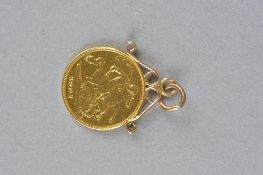 A 1901 HALF SOVEREIGN PENDANT, approximate weight 4.8 grams
