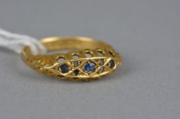 AN EARLY 20TH CENTURY SAPPHIRE AND DIAMOND DRESS RING, scroll design shoulders and open pierce