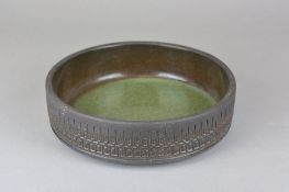 ULLA WINBLAD FOR ALINGSAS KERAMIK, a circular pottery bowl, incised band to the exterior, mottled
