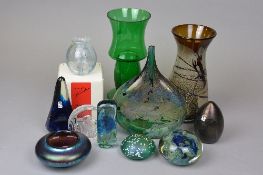 AN ISLE OF WIGHT LOLLIPOP VASE, approximately 24cm, together with a mixed group of Studio Art Glass,