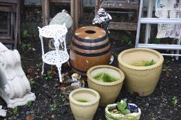 SIX DECORATIVE GARDEN ITEMS, including a composite figure of two lovers, a barrel and four plant