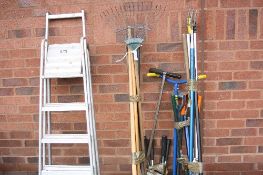 A QUANTITY OF GARDEN TOOLS, and an aluminium step ladder