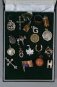 A TRAY OF MISCELLANEOUS TRINKETS, costume jewellery, etc
