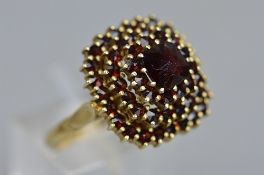 A YELLOW METAL DRESS RING, ring size S