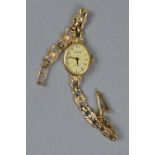 A LADIES 9CT GOLD ACCURIST WRISTWATCH, oval cream dial measuring approximately 19 x 16mm, baton hour