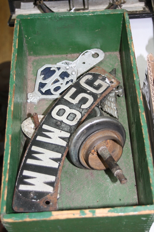 A SMALL TRAY OF VINTAGE BIKE AND CAR ACCESSORIES, to include 'RAC' (5)