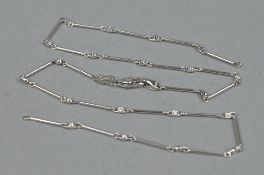 A MODERN PLATINUM DIAMOND SPECTACLE SET CHAIN, comprised of fine post style links, measuring