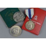 A MIXED LOT, to include a Silver Jubilee medal, a 1951 Festival of Britain coin and a 1981