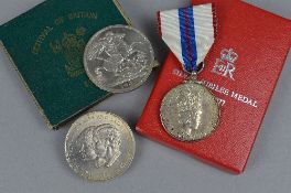 A MIXED LOT, to include a Silver Jubilee medal, a 1951 Festival of Britain coin and a 1981