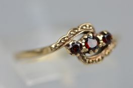 A 9CT THREE STONE GARNET RING, ring size O, approximate weight 2.0 grams