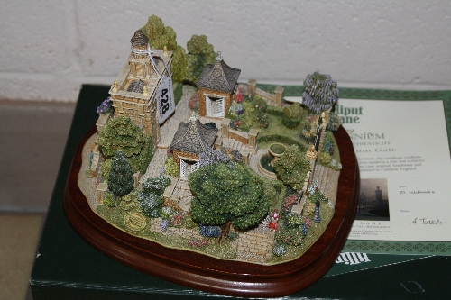 A BOXED LIMITED EDITION LILLIPUT LANE SCULPTURE, modelled as 'The Millennium Gate' No.1721 (with