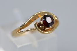 A 9CT GARNET RING, ring size O, approximate weight 2.5 grams