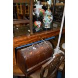 AN OAK CASED SINGER SEWING MACHINE and two table lamps (3)