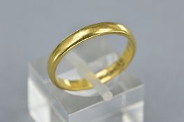 A 9CT WEDDING BAND, SIZE L 1/2, approximate weight 2.4 grams