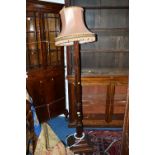 AN EARLY 20TH CENTURY MAHOGANY COLUMN STYLE STANDARD LAMP, with shade