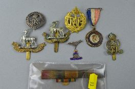 A SMALL NUMBER OF MILITARY CAP BADGES, etc, to include 2 x cap badges Royal Warwickshire, GR V Crown