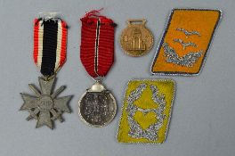 A SMALL COLLECTION OF GERMAN WWII MEDALS AND INSIGNIA, to include Eastern Front medal 1941/42,