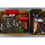 A QUANTITY OF BOXED AND UNBOXED O GAUGE MODEL RAILWAY ITEMS, to include boxed Hornby No.1 Goods Van,