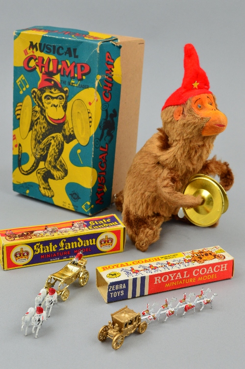 A BOXED ALPS/ROCK VALLEY TOY CLOCKWORK MUSICAL CHIMP, c.1960's, appears complete, in working order - Bild 2 aus 2