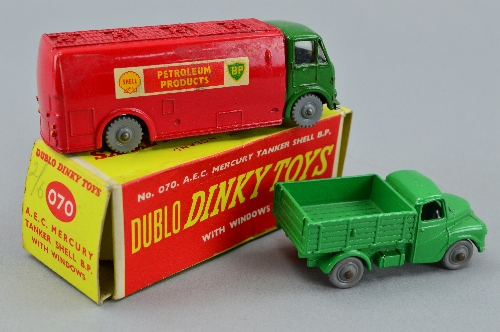 A BOXED DUBLO DINKY TOYS A.E.C. MERCURY SHELL B.P. TANKER, No.070, minor damage to cab, very lightly - Bild 2 aus 2