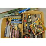 A QUANTITY OF UNBOXED AND ASSORTED MAINLY TRI-ANG OO GAUGE MODEL RAILWAY ITEMS, to include Britannia